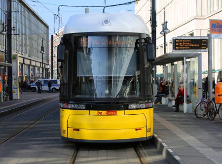 Téléchargez les photos : Berlin, Allemagne-27 février 2015 : Le tramway jaune moderne de Berlin quitte l'Alexanderplatz après avoir pris l'arrêt People Up - en image libre de droit