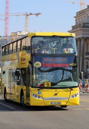 Foto de BERLÍN, ALEMANIA-FEBRERO 27,2015: Turistas no identificados disfrutando de turismo con un autobús amarillo de dos pisos junto a la catedral de Berlín - Imagen libre de derechos