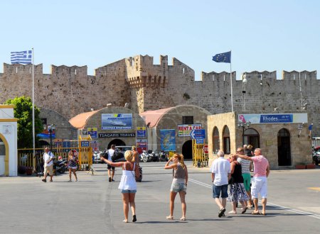 Téléchargez les photos : RHODES, GRÈCE-JUILLET 05, 2011 : Touristes non identifiés marchant au port de Rhodes lors d'une chaude journée d'été - en image libre de droit