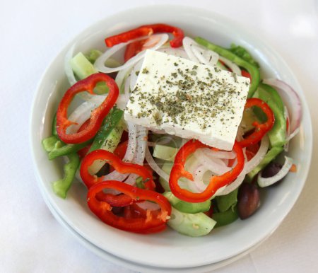 Griechischer Salat mit Paprika, Gurken, Feta-Käse und Kräutern in einer griechischen Taverne in Samos, Griechenland