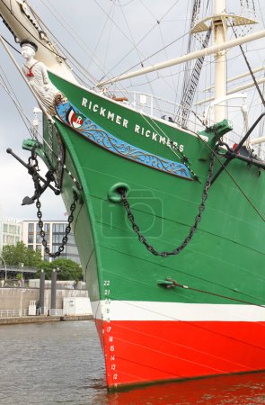 Foto de HAMBURG, ALEMANIA-20 DE JUNIO DE 2012: Rickmer Rickmers es un velero amarrado como barco museo. Rickmer Clasen Rickmers (18071886) fue un constructor naval de Bremerhaven.. - Imagen libre de derechos