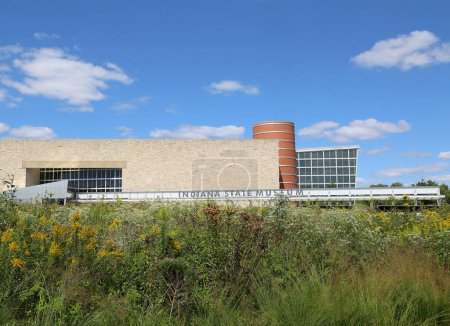 Téléchargez les photos : Indianapolis, IN, USA-08 septembre 2014 : Le bâtiment du musée d'État de l'Indiana avec des fleurs colorées et un beau ciel bleu - en image libre de droit