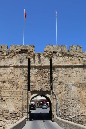 Téléchargez les photos : FAMAGUSTA, NORD CHYPRE-AOÛT 30 2023 : Porte de la Famagouste et des Affaires et des Voitures à l'intérieur du Château d'Othello - en image libre de droit