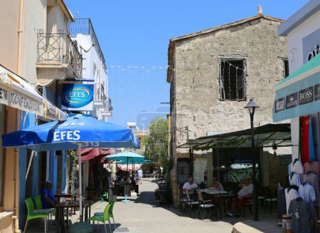 Téléchargez les photos : FAMAGUSTA, NORD CHYPRE-AOÛT 30 2023 : Touristes non identifiés se reposant et dégustant des boissons froides dans les restaurants locaux lors d'une chaude journée d'été - en image libre de droit