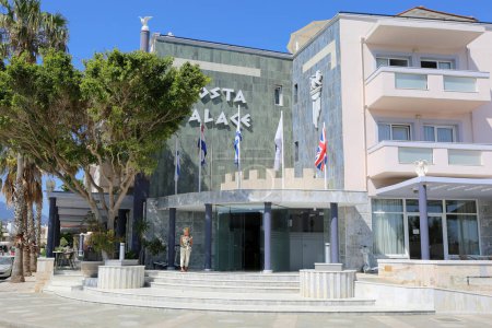 Téléchargez les photos : KOS, GRÈCE-12 MAI 2019 : Une touriste non identifiée attend devant l'hôtel lors d'une chaude journée de printemps - en image libre de droit