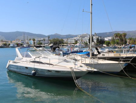 Téléchargez les photos : Kos, Grèce- 12 mai 2019 : Bateaux amarrés au port de Kos avec fond bleu ciel - en image libre de droit