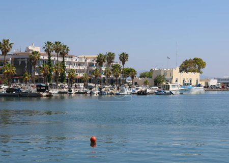 Téléchargez les photos : KOS, GRÈCE-12 MAI 2019 : Touristes non identifiés marchant près des bateaux de pêche au port de Kos - en image libre de droit