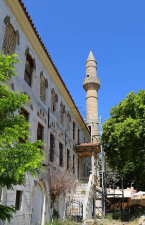 Téléchargez les photos : KOS, GRÈCE-12 MAI 2019 : Mosquée ottomane abandonnée avec arbres et ciel bleu - en image libre de droit
