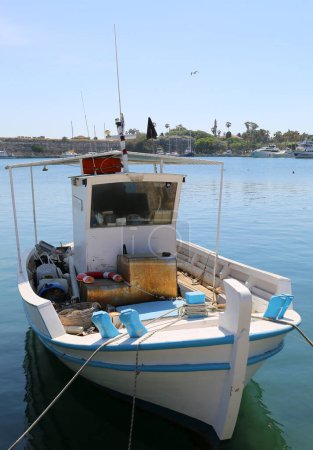 Téléchargez les photos : Kos, Grèce-12 mai 2019 : Bateau de pêche en bois grec ancien amarré au port de Kos - en image libre de droit
