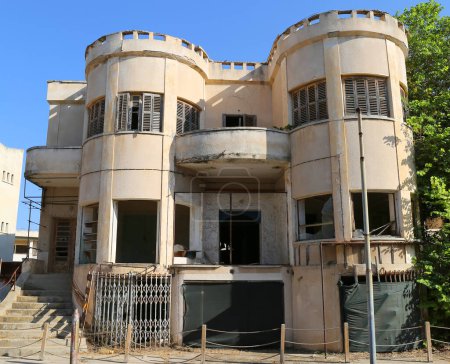 Téléchargez les photos : VAROSHA, FAMAGUSTA, CHYPRE-NORD-AOÛT 30 2023 : Vieille maison chypriote abandonnée avec fenêtres et portes endommagées et ciel bleu - en image libre de droit
