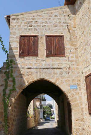 Téléchargez les photos : FAMAGUSTA, NORD CHYPRE-AOÛT 30 2023 : Vieille maison chypriote avec lierre et route sous - en image libre de droit