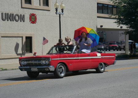 Téléchargez les photos : Indianapolis, IN, USA-14 juin 2008 : Dorothy of Wizard of The Oz salue les gens au défilé de la fierté d'Indy - en image libre de droit