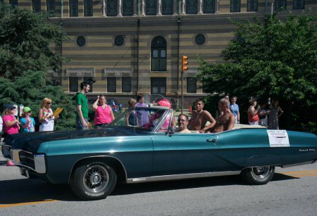 Téléchargez les photos : Indianapolis, IN, USA-14 juin 2008 : Les membres du Lambda Indiana Car Club saluent les gens à Indy Pride - en image libre de droit