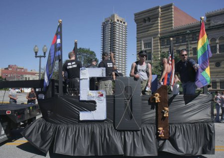Téléchargez les photos : Indianapolis, IN, États-Unis-14 juin 2008 : Des membres de la taverne 501 non identifiés avec le drapeau de la fierté saluent les gens à Indy Pride - en image libre de droit