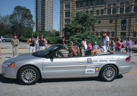 Téléchargez les photos : Indianapolis, IN, USA-14 juin 2008 : Claire Buffie Miss Central Indiana au Indy Pride Parade - en image libre de droit