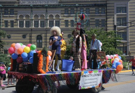 Téléchargez les photos : Indianapolis, IN, USA-14 juin 2008 : Flotteur Varsity Lounge avec ballons colorés au défilé Indy Pride - en image libre de droit