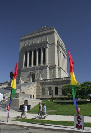 Téléchargez les photos : Indianapolis, IN, États-Unis-14 juin 2008 : The Indiana World War Memorial Plaza with Pride Flags and People - en image libre de droit