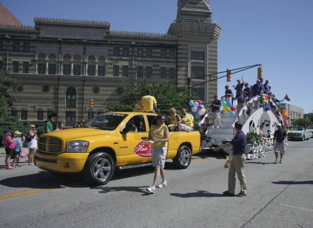 Téléchargez les photos : Indianapolis, IN, USA-14 juin 2008 : Défilé coloré avec des gens et des ballons - en image libre de droit