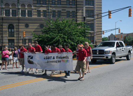 Téléchargez les photos : Indianapolis, IN, USA-Juin 14,2008 : Cummins employés de la société avec signe à Indy Pride Parade - en image libre de droit
