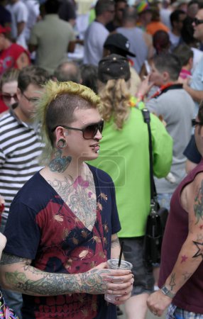 Téléchargez les photos : INDIANAPOLIS, IN, États-Unis-13 JUIN 2009 : Homme non identifié avec coiffure, piercings et tatouages mohawks au festival Indy Pride - en image libre de droit