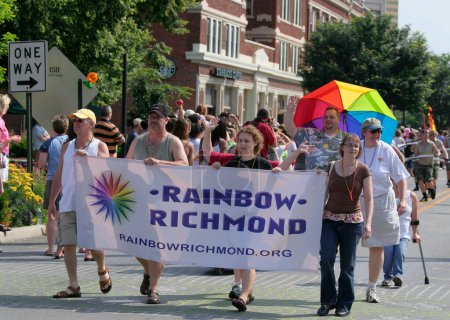 Téléchargez les photos : INDIANAPOLIS, IN, États-Unis-13 JUIN 2009 : Des membres de Rainbow Richmond défilent avec une pancarte au défilé de la fierté d'Indy - en image libre de droit