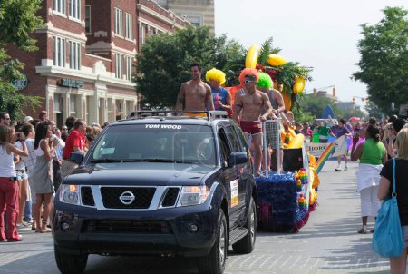 Téléchargez les photos : INDIANAPOLIS, IN, États-Unis-13 JUIN 2009 : Flotteur coloré avec des mecs torse nu avec des shorts à Indy Pride Parade - en image libre de droit