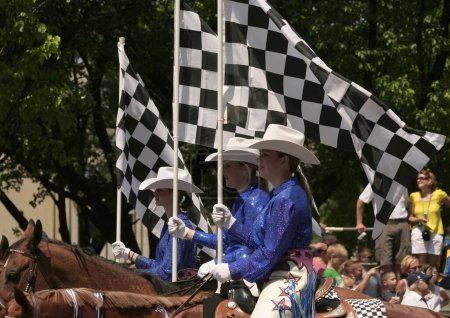 Téléchargez les photos : INDIANAPOLIS, IN, États-Unis-23 MAI 2009 : Cowgirls non identifiées avec drapeaux à carreaux au défilé Indy 500 - en image libre de droit