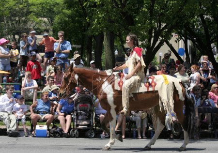 Téléchargez les photos : INDIANAPOLIS, IN, États-Unis-23 MAI 2009 : Amérindienne non identifiée chevauchant son cheval au défilé Indy 500 - en image libre de droit