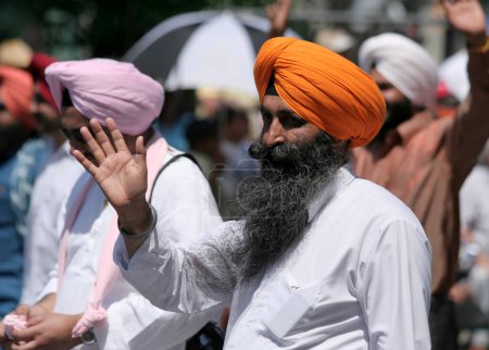 Téléchargez les photos : INDIANAPOLIS, IN, États-Unis-23 MAI 2009 : Des membres non identifiés de la communauté sikhe de l'Indiana saluent les gens au défilé Indy 500 - en image libre de droit