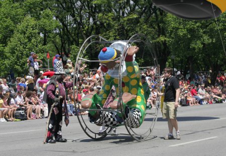 Téléchargez les photos : INDIANAPOLIS, IN, États-Unis-23 MAI 2009 : Clown non identifié avec grand chapeau et grandes chaussures au flotteur Indy 500 Parade - en image libre de droit