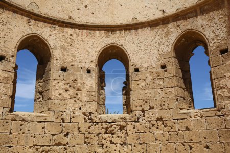 Téléchargez les photos : Ruines de l'ancienne église orthodoxe grecque avec fenêtres et ciel bleu arrière-plan à Famagusta, Chypre du Nord - en image libre de droit