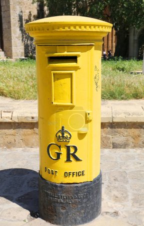 Téléchargez les photos : Famagusta, Chypre du Nord-Mai 08,2024 : Old Yellow Vintage Boîte aux lettres britannique - en image libre de droit