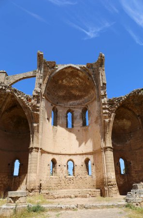 Téléchargez les photos : Ruines de l'ancienne église orthodoxe grecque avec fond bleu ciel à Famagusta, Chypre du Nord - en image libre de droit