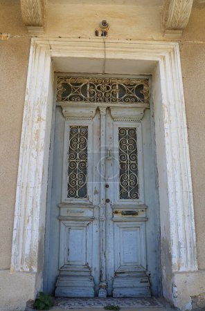 Puerta azul de la casa chipriota abandonada en Famagusta, norte de Chipre