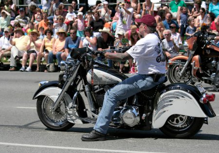 Téléchargez les photos : Indianapolis, IN, USA-23 mai 2009 : Un motard non identifié au volant de sa puissante moto lors d'un défilé Indy 500 lors d'une chaude journée de printemps - en image libre de droit
