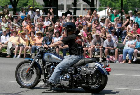 Téléchargez les photos : Indianapolis, IN, USA-23 mai 2009 : L'ancien gouverneur Mitchell Elias Daniels Jr. conduisait une moto au défilé Indy 500 - en image libre de droit