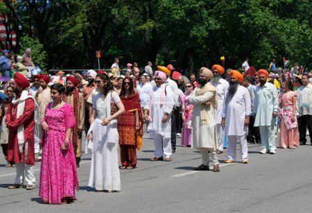 Téléchargez les photos : INDIANAPOLIS, IN, ÉTATS-UNIS-23 MAI 2009 : Des membres non identifiés de la communauté indienne marchent au char Indy 500 Parade lors d'une chaude journée de printemps - en image libre de droit
