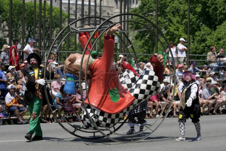 Téléchargez les photos : INDIANAPOLIS, IN, États-Unis-23 MAI 2009 : Clowns drôles non identifiés poussant une roue de clown au flotteur Indy 500 Parade - en image libre de droit