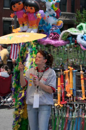 Téléchargez les photos : INDIANAPOLIS, IN, États-Unis-23 MAI 2009 : Vendeur non identifié vendant des ballons, des jouets de fabricant de bulles et des parasols de papier au défilé Indy 500 - en image libre de droit