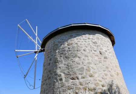 Téléchargez les photos : Abandoned Old Greek Windmill with Blue Sky Background in Alacati, Izmir, Turkey - en image libre de droit