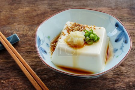 Foto de Tofu frío japonés (Hiyayakko) - Imagen libre de derechos
