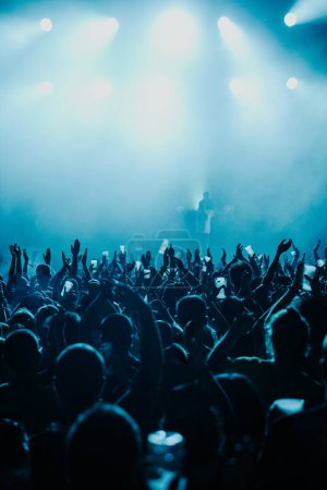 Téléchargez les photos : Foule de personnes dansant lors d'un spectacle de musique à Barcelone en couleur bleue au cours de l'été 2022 - en image libre de droit