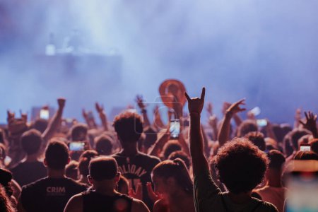 Téléchargez les photos : Sur garçon dans une foule de gens dansant lors d'un spectacle de musique à Barcelone pendant l'été 2022 - en image libre de droit
