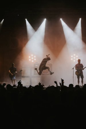 Téléchargez les photos : Chanteur sautant et dansant lors d'un spectacle de musique rock à Barcelone pendant l'été 2022 - en image libre de droit