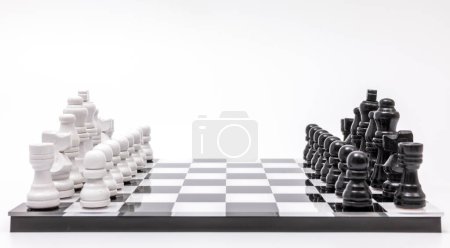 Foto de Una partida de ajedrez sobre un fondo blanco - Imagen libre de derechos
