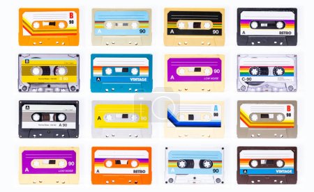 Téléchargez les photos : Une collection de cassettes avec différentes étiquettes unies - en image libre de droit