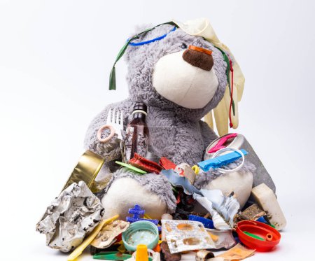 Téléchargez les photos : Un stop motion de déchets plastiques et de déchets recouvrant un ours en peluche mignon - en image libre de droit