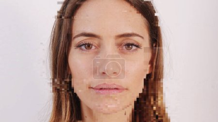Téléchargez les photos : Une femme ayant un scan du visage avec du code et un pépin - en image libre de droit