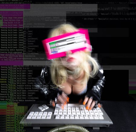 Foto de Una mujer con un auricular vr en el ordenador - Imagen libre de derechos