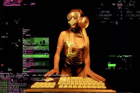 Téléchargez les photos : Une femme avec un masque à gaz doré tapant sur ordinateur - en image libre de droit
